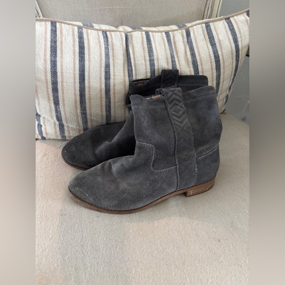 TOMS Laurel Gray Suede Ankle Boots - Picture 11 of 12